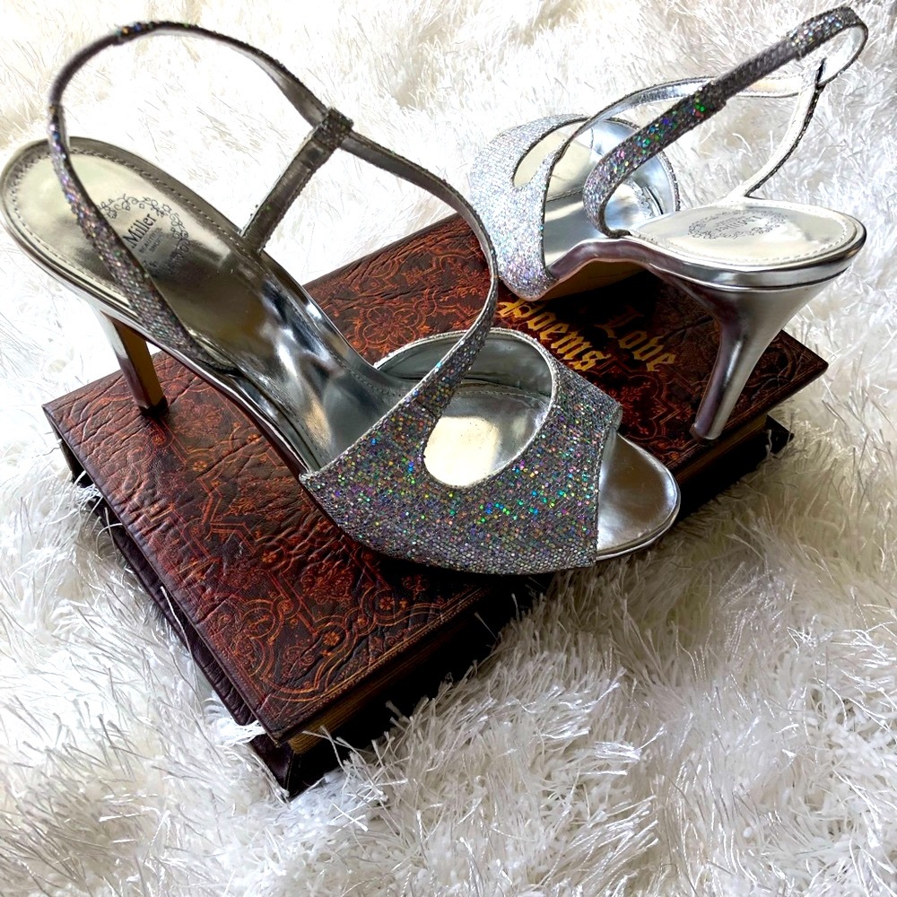 Silver Heels - Picture 2 of 8